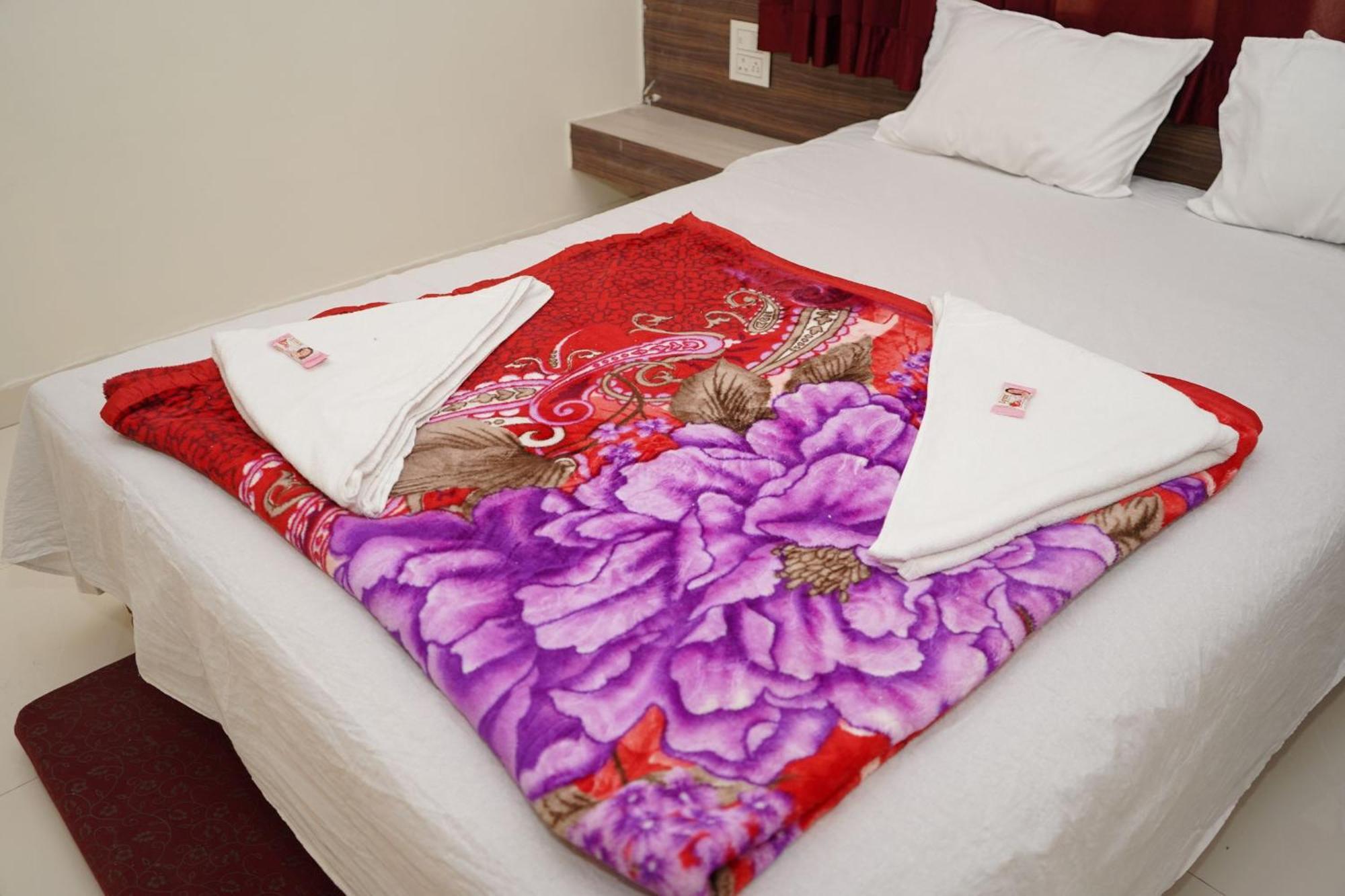 Hotel Chaitanya Lodging Supe Bagian luar foto